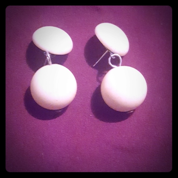 Earring - Picture 1 of 1